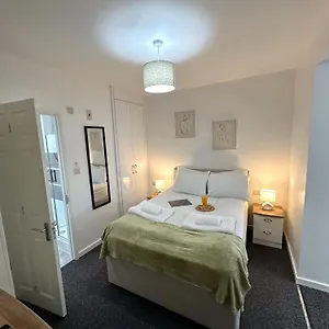 Newmarket Road And Suites By Tas Guest house